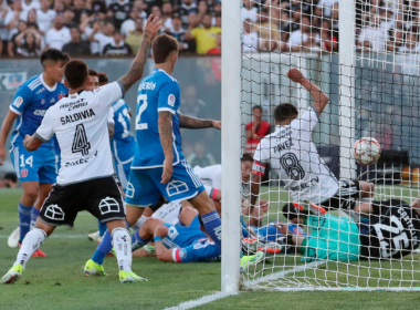 Un balón entra en el arco de Universidad de Chile tras ser empujado por la mano por Esteban Pavez, futbolista de Colo-Colo y capitán del equipo durante la temporada 2024, cuyo gol fue anulado posteriormente por el VAR.