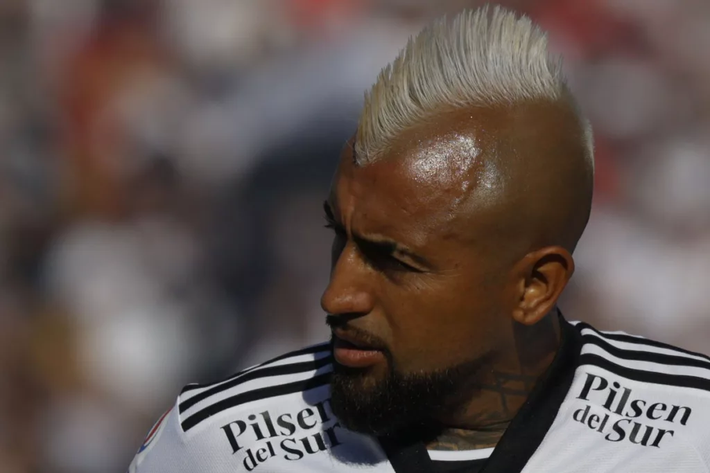 Primer plano al rostro de Arturo Vidal con mirada desafiante y preocupado en pleno partido de Colo-Colo.