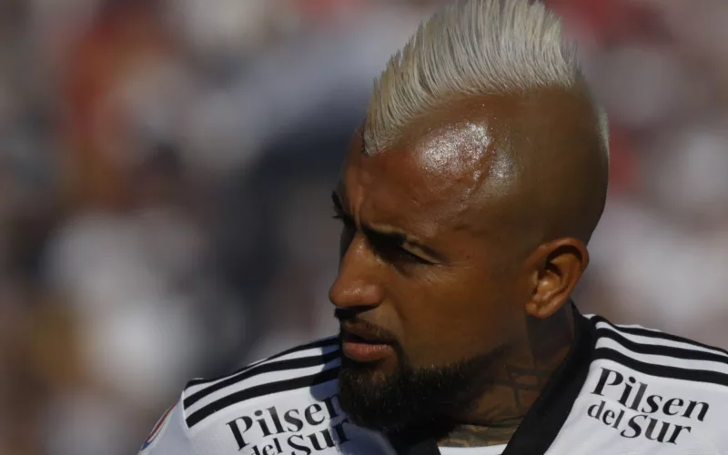 Primer plano al rostro de Arturo Vidal con mirada desafiante y preocupado en pleno partido de Colo-Colo.