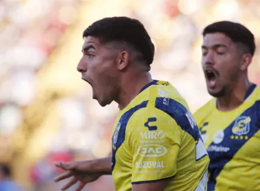 Braian Martínez celebrando un gol con la camiseta de Everton durante la temporada 2024.