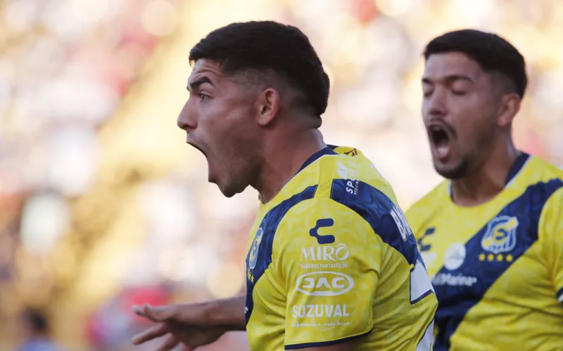 Braian Martínez celebrando un gol con la camiseta de Everton durante la temporada 2024.