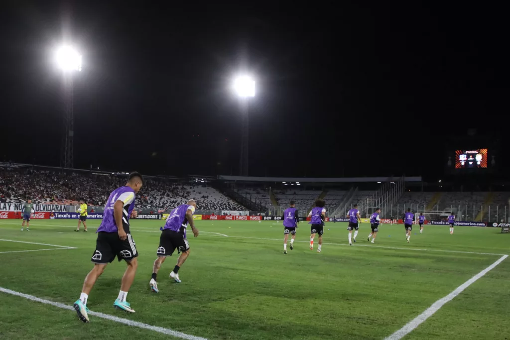 Futbolistas de Colo-Colo saltan al terreno de juego del Estadio Monumental en la previa de un encuentro por Copa Libertadores la temporada 2024.