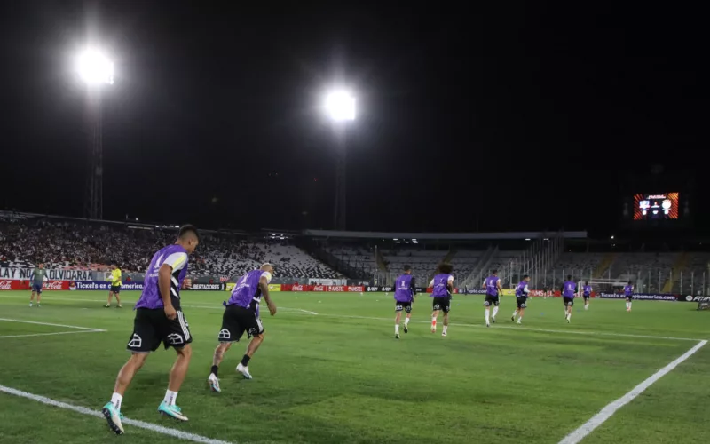 Futbolistas de Colo-Colo saltan al terreno de juego del Estadio Monumental en la previa de un encuentro por Copa Libertadores la temporada 2024.