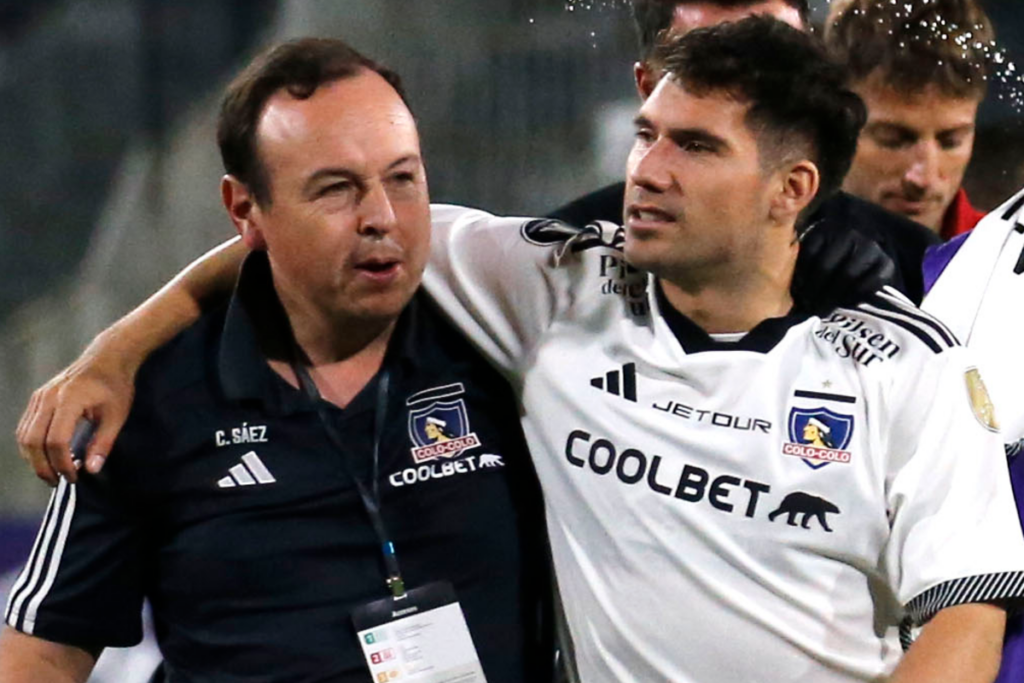 César Fuentes abraza a un integrantes del cuerpo técnico de Colo-Colo tras sufrir una lesión ante Sportivo Trinidense por Copa Libertadores.