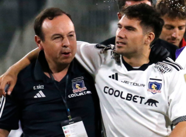 César Fuentes abraza a un integrantes del cuerpo técnico de Colo-Colo tras sufrir una lesión ante Sportivo Trinidense por Copa Libertadores.