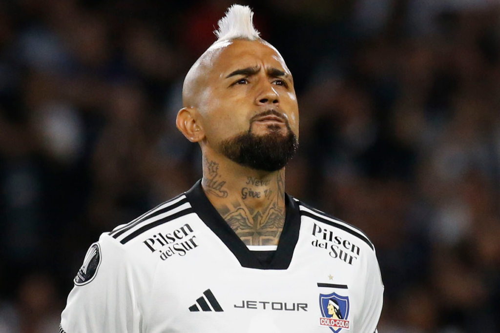 Arturo Vidal con la cara de seriedad justo antes de afrontar un partido con la camiseta de Colo-Colo durante la temporada 2024.