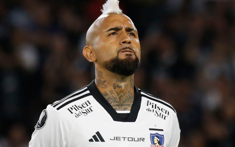 Arturo Vidal con la cara de seriedad justo antes de afrontar un partido con la camiseta de Colo-Colo durante la temporada 2024.