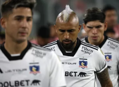 Los futbolistas Arturo Vidal y Carlos Palacios se retiran con la mirada cabizbaja tras disputar un partido con la camiseta de Colo-Colo.