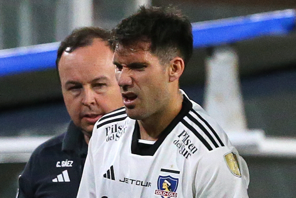 César Fuentes con cara de dolor en pleno partido de Colo-Colo durante la temporada 2024.