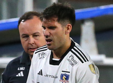 César Fuentes con cara de dolor en pleno partido de Colo-Colo durante la temporada 2024.