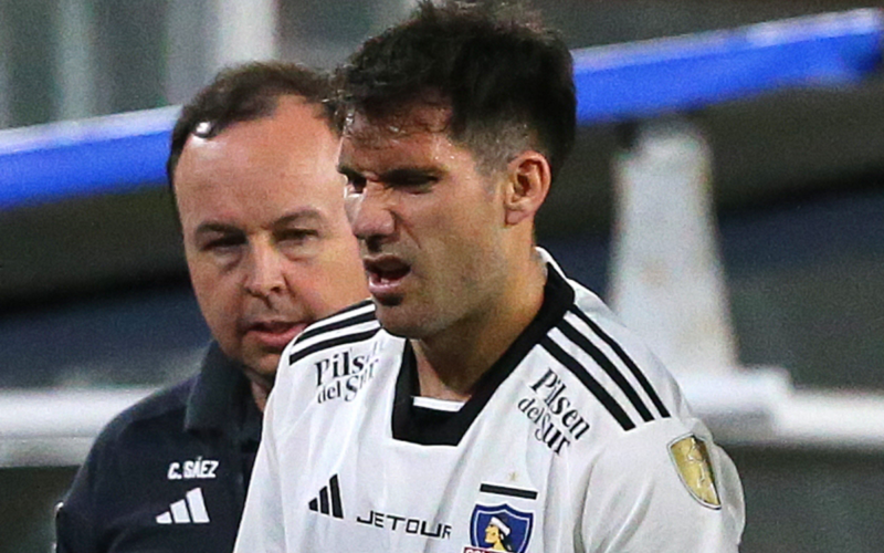 César Fuentes con cara de dolor en pleno partido de Colo-Colo durante la temporada 2024.