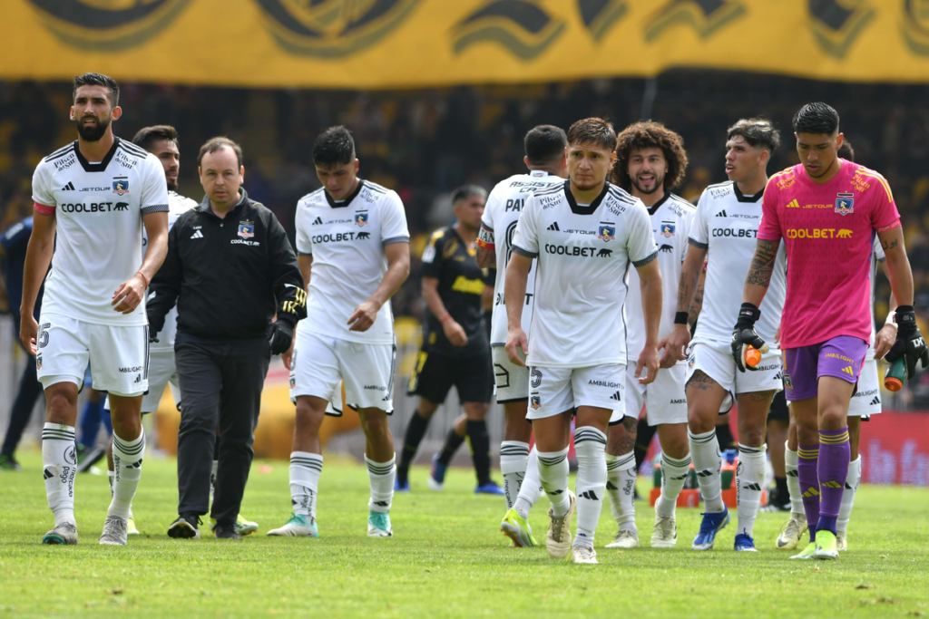 Jugadores de Colo-Colo se retiran de la cancha del Estadio Francisco Sánchez Rumoroso con la mirada baja tras empatar 0-0 ante Coquimbo Unido por la quinta fecha del Campeonato Nacional 2024.