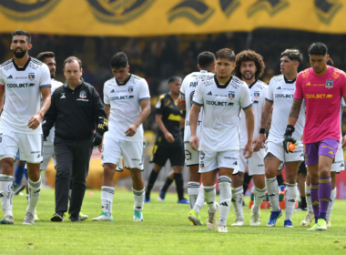 Jugadores de Colo-Colo se retiran de la cancha del Estadio Francisco Sánchez Rumoroso con la mirada baja tras empatar 0-0 ante Coquimbo Unido por la quinta fecha del Campeonato Nacional 2024.