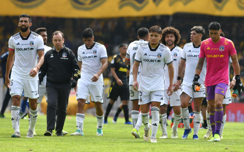 Jugadores de Colo-Colo se retiran de la cancha del Estadio Francisco Sánchez Rumoroso con la mirada baja tras empatar 0-0 ante Coquimbo Unido por la quinta fecha del Campeonato Nacional 2024.