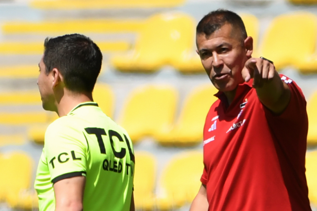 Jorge Almirón señalando con el dedo a un árbitro en pleno partido bajo la dirección técnica de Colo-Colo.