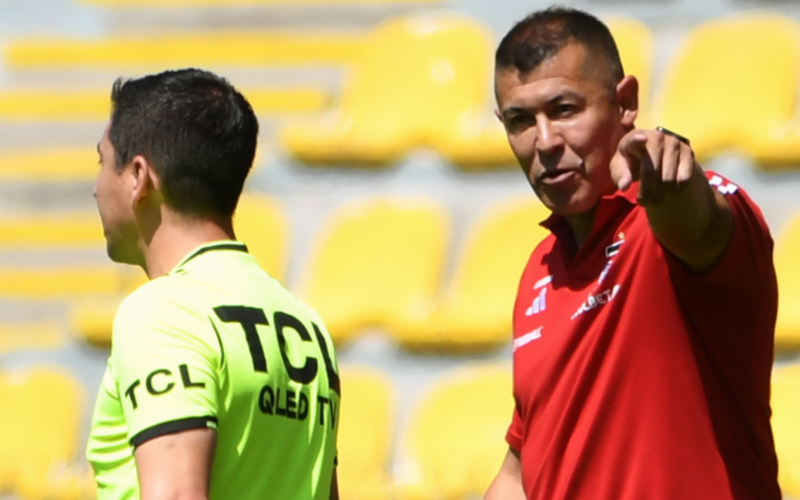 Jorge Almirón señalando con el dedo a un árbitro en pleno partido bajo la dirección técnica de Colo-Colo.