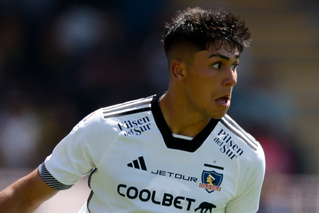 Damián Pizarro con cara de asombro en pleno partido con la camiseta de Colo-Colo durante la temporada 2024.