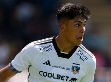 Damián Pizarro con cara de asombro en pleno partido con la camiseta de Colo-Colo durante la temporada 2024.