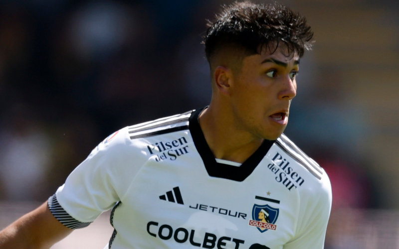 Damián Pizarro con cara de asombro en pleno partido con la camiseta de Colo-Colo durante la temporada 2024.