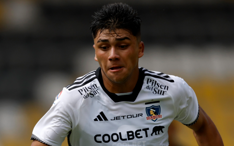 Damián Pizarro con cara de concentración en pleno partido con la camiseta de Colo-Colo durante la temporada 2024.