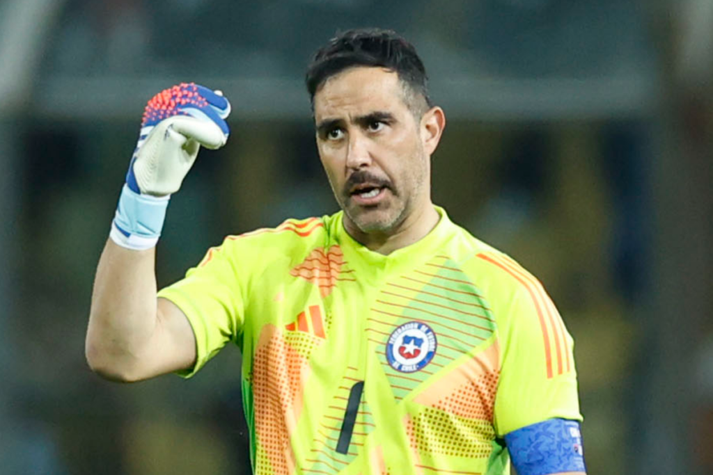 Claudio Bravo en pleno partido con la Selección Chilena en el triunfo 3-0 sobre Albania a inicios de la temporada 2024.