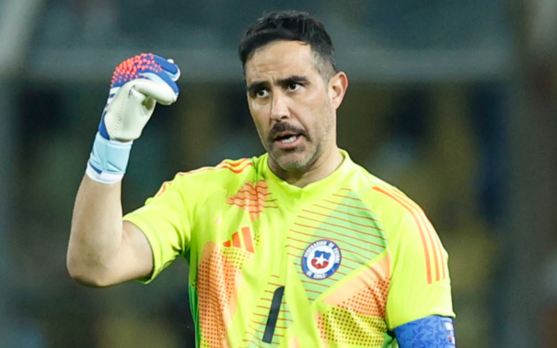 Claudio Bravo en pleno partido con la Selección Chilena en el triunfo 3-0 sobre Albania a inicios de la temporada 2024.