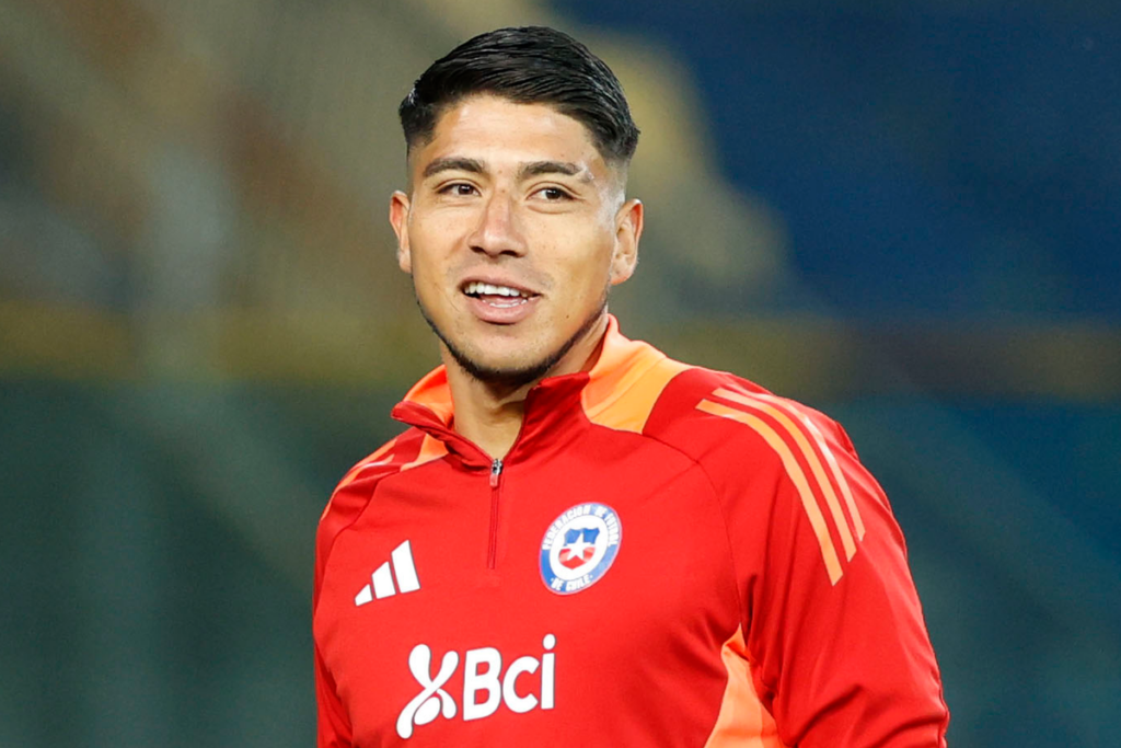Brayan Cortés con una leve sonrisa en pleno entrenamiento con la Selección Chilena durante la temporada 2024.
