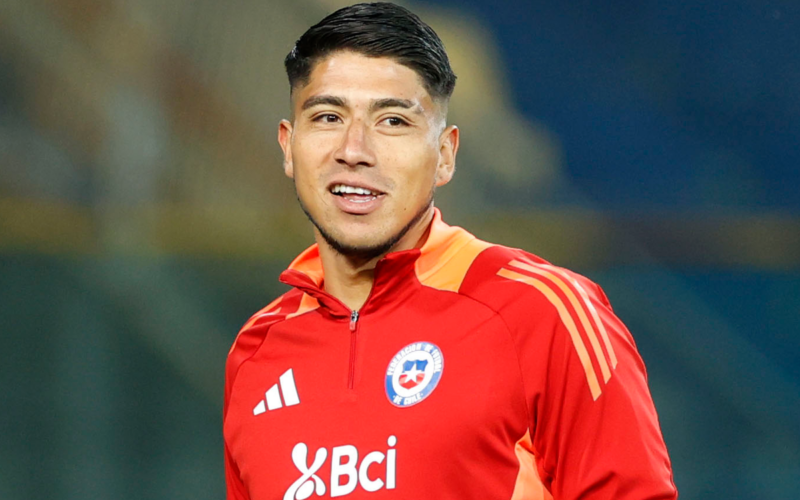 Brayan Cortés con una leve sonrisa en pleno entrenamiento con la Selección Chilena durante la temporada 2024.