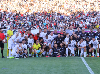 Futbolistas, cantantes y todos los invitados a la despedida de Jaime Valdés posa con el fondo del sector cordillera repleto de hinchas de Colo-Colo en el Estadio Monumental.