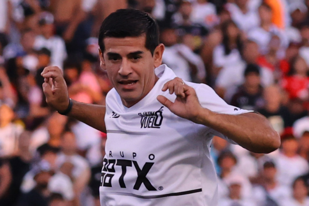 Julio Barroso con los brazos en alto en pleno partido de despedida de Jaime Valdés en el Estadio Monumental.