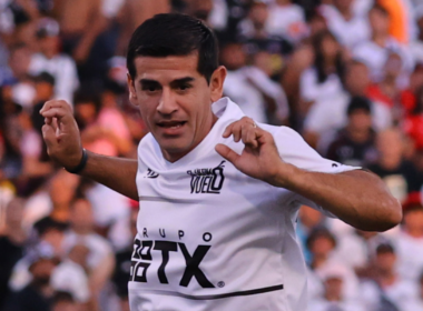 Julio Barroso con los brazos en alto en pleno partido de despedida de Jaime Valdés en el Estadio Monumental.