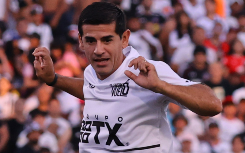 Julio Barroso con los brazos en alto en pleno partido de despedida de Jaime Valdés en el Estadio Monumental.