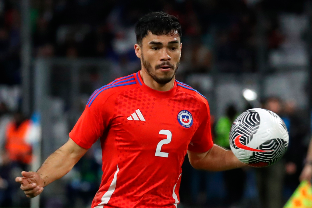 Gabriel Suazo disputando un balón con la camiseta de la Selección Chilena durante la temporada 2024.