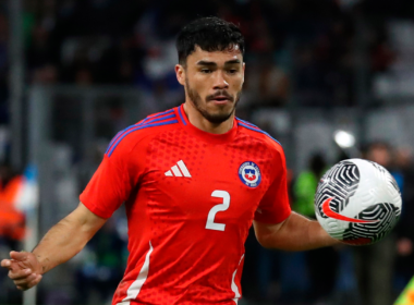 Gabriel Suazo disputando un balón con la camiseta de la Selección Chilena durante la temporada 2024.