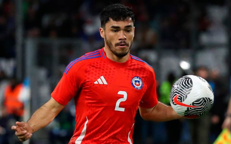 Gabriel Suazo disputando un balón con la camiseta de la Selección Chilena durante la temporada 2024.