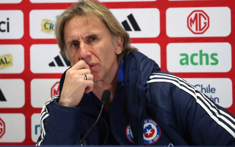 Ricardo Gareca bastante pensativo y con la mano en su boca en plena conferencia de prensa con el buzo de la Selección Chilena.