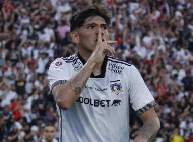 Carlos Palacios con su dedo índice sobre su boca.
