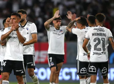 Colo-Colo celebrando el triunfo sobre Everton