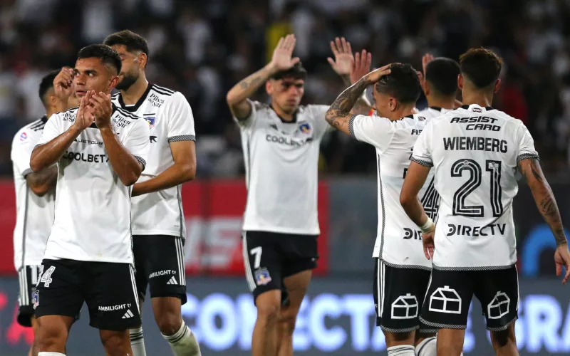 Colo-Colo celebrando el triunfo sobre Everton