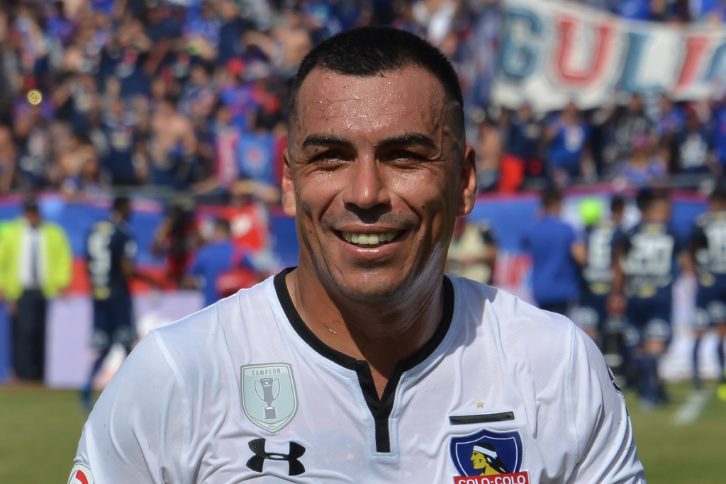 Esteban Paredes sonriendo tras un Superclásico ante Universidad de Chile en el Estadio Nacional.