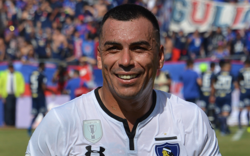 Esteban Paredes sonriendo tras un Superclásico ante Universidad de Chile en el Estadio Nacional.