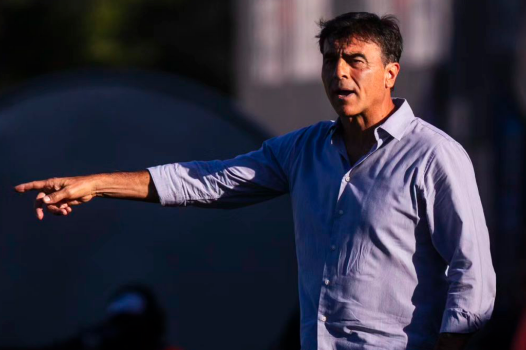 Gustavo Quinteros repartiendo una instrucción en su rol como entrenador profesional de fútbol durante la temporada 2024.