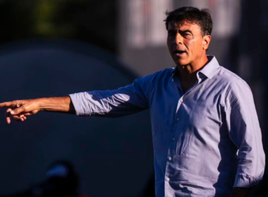 Gustavo Quinteros repartiendo una instrucción en su rol como entrenador profesional de fútbol durante la temporada 2024.