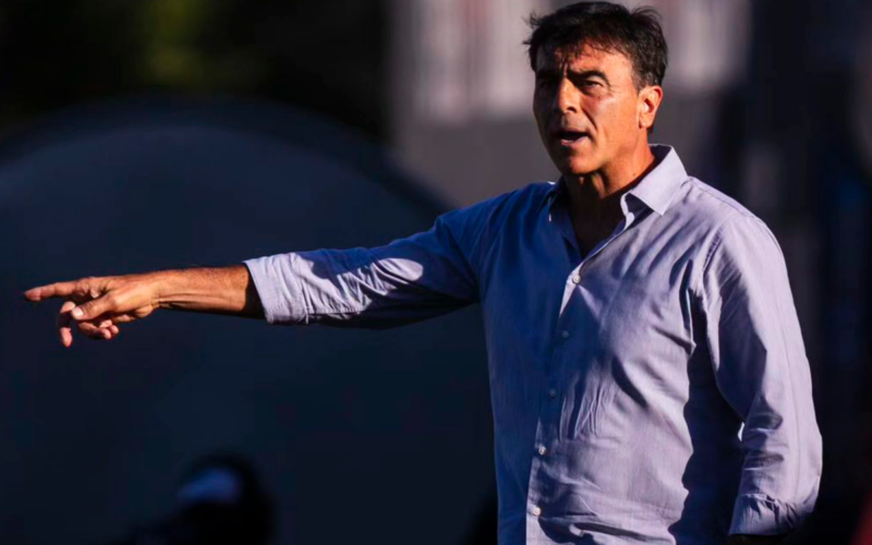 Gustavo Quinteros repartiendo una instrucción en su rol como entrenador profesional de fútbol durante la temporada 2024.