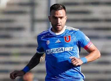 Matías Zaldivia defendiendo la camiseta de Universidad de Chile en pleno Estadio Monumental en el Superclásico 195 ante Colo-Colo.