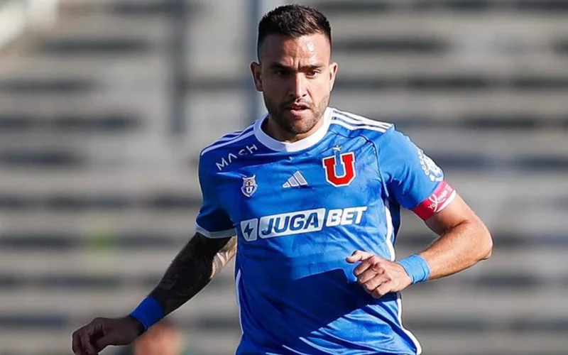 Matías Zaldivia defendiendo la camiseta de Universidad de Chile en pleno Estadio Monumental en el Superclásico 195 ante Colo-Colo.