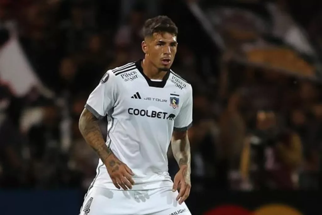 Alan Saldivia jugando un partido de Copa Libertadores con Colo-Colo.