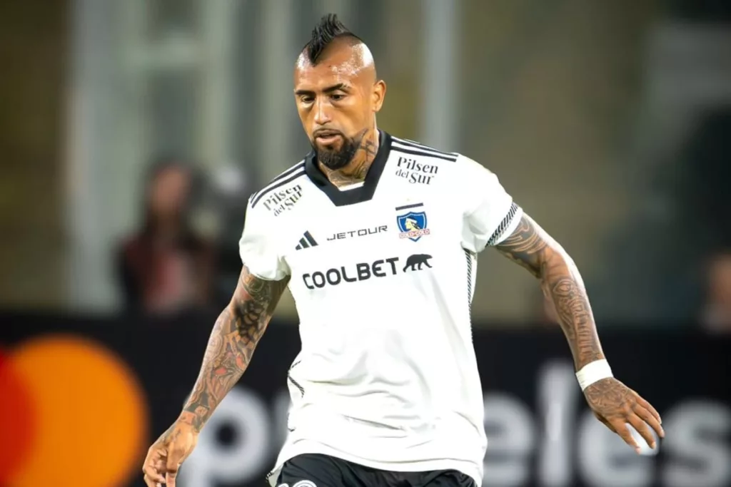 Arturo Vidal con la camiseta de Colo-Colo en el Estadio Monumental.