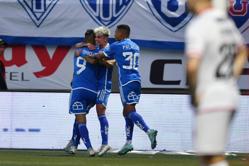 Universidad de Chile celebrando un gol.