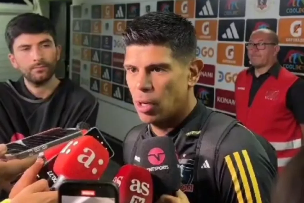 Esteban Pavez en zona mixta en el Estadio Monumental.